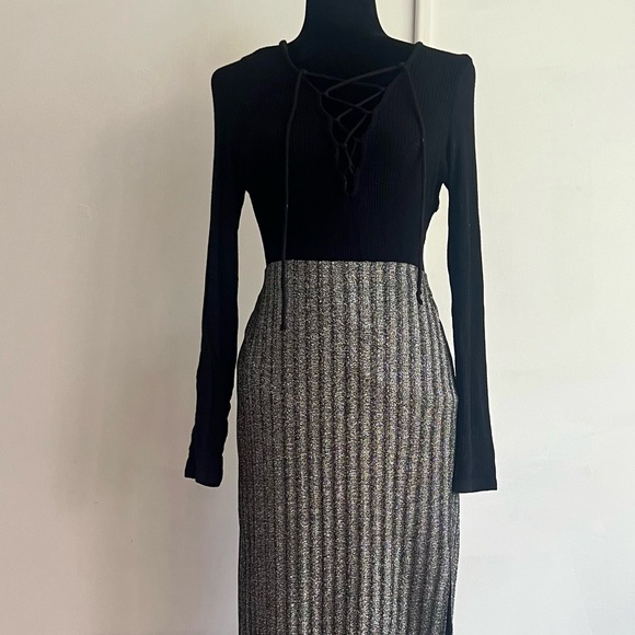 Black cross-cross tie front long sleeve rubbed top in back by Urban Outfitters - Picture 4 of 4